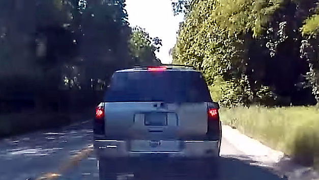 Ce fuyard gagne la palme de l’idiot du moment!