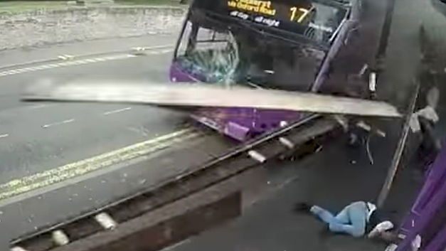 Sévèrement percuté par un bus, il se relève et va au bar (+VIDEO)