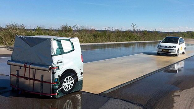 Le TCS compare les assistants de freinage d'urgence