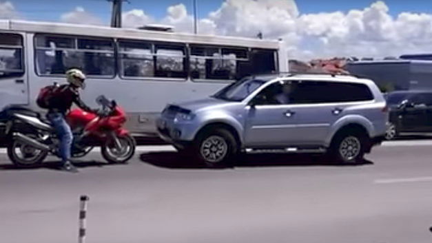 Recadré par un motocycliste en plein embouteillage (+VIDEO)