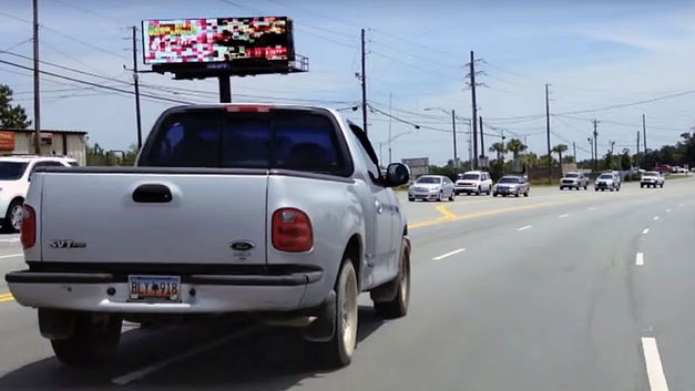 Une réaction étonnante à un coup de klaxon!