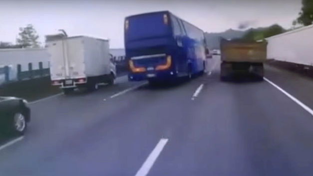 Un accident de bus à pleine vitesse sur l'autoroute!