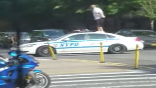 Pas malin: sauter sur le toit d'une voiture de police à Harlem (+VIDEO)