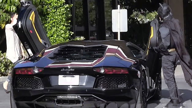 Batman, Lamborghini, jolies filles: what else?