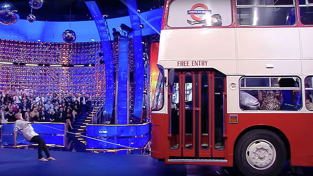 Une jeune femme tire un bus avec ses cheveux !