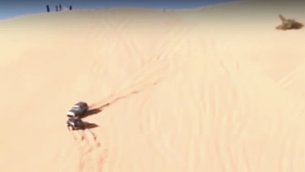 Une collision frontale sur une immense dune de sable !
