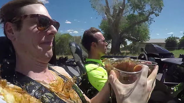 Prendre son café en voiture, ce n'est pas toujours une bonne idée !