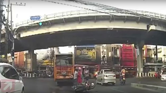 En scooter la vie ne tient parfois qu'à un simple réflexe (+VIDEO)