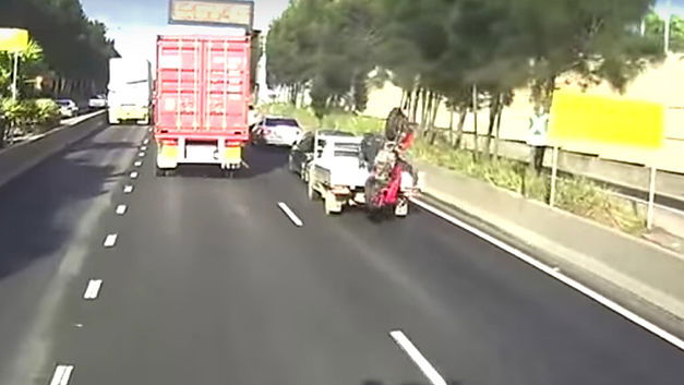 Salto en moto finissant dans le lit d'un camion (+VIDEO)