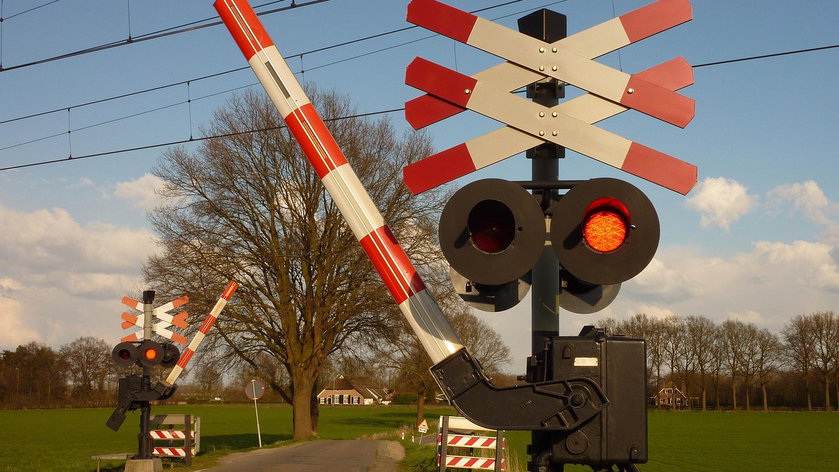 pvdv63-train-1039283_1280