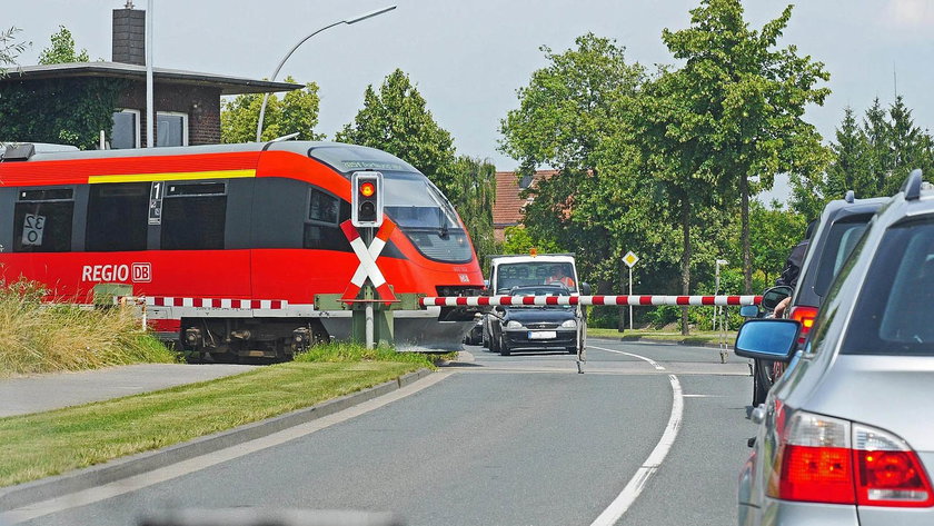 Passages à niveau : en Belgique, redémarrer une seconde trop tôt peut vous coûter votre permis