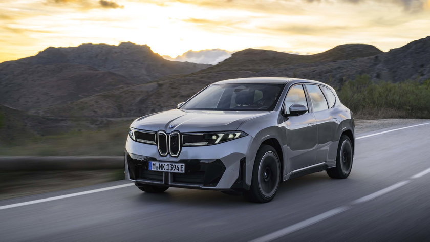 P90626543_highRes_the-new-bmw-ix3-50-x