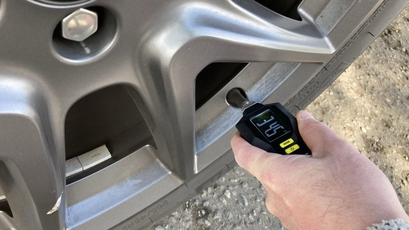 inpakken-auto-vakantie-bandendruk