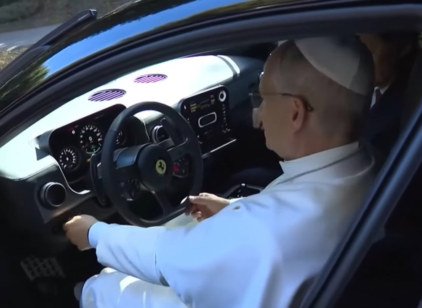 Pape Léon XIV au volant Ferrari Luce