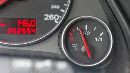 Les Belges roulent moins, mais achètent plus de carburant : comment expliquer ce paradoxe ?