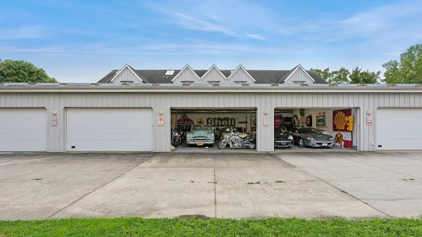 Une maison vendue avec 41 voitures de collection dans le garage !