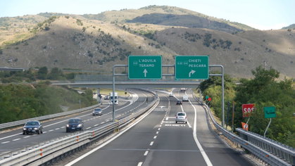Betalen om stil te staan op de autosnelweg? Dit Europese land zegt eindelijk stop