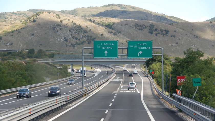 Betalen om stil te staan op de autosnelweg? Dit Europese land zegt eindelijk stop
