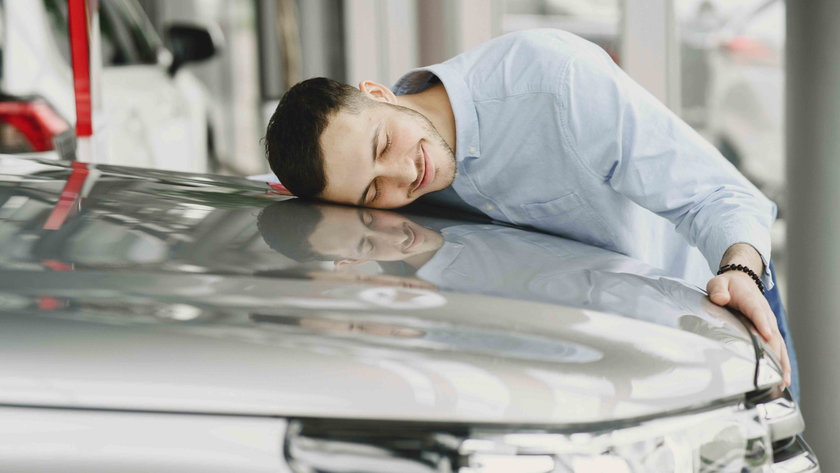 Pourquoi un Belge sur six donne un prénom à sa voiture et pleure quand il doit s'en séparer 