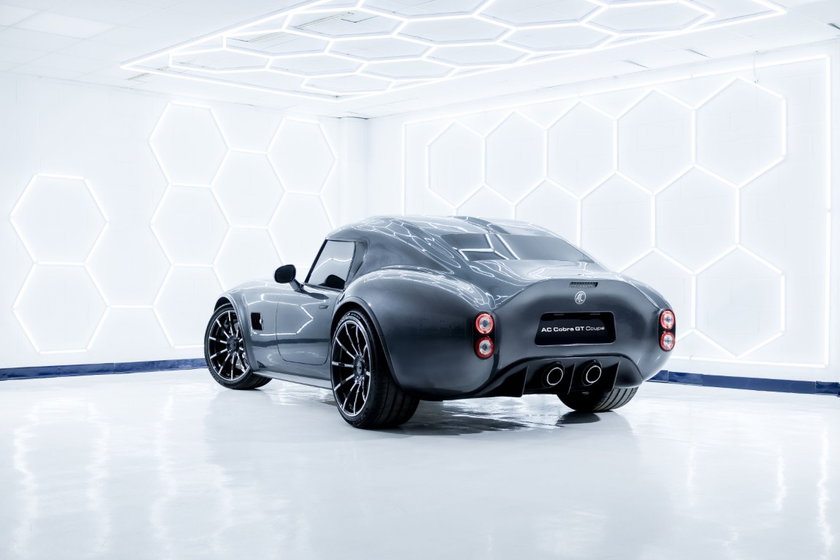 AC Cobra GT Coupé (1) (Moyenne)