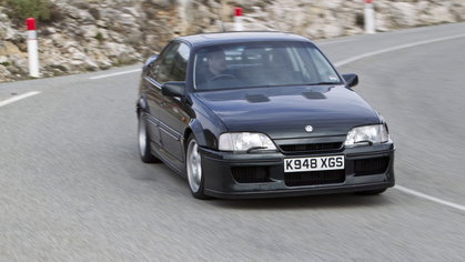 Oldtimer van de week: Opel Lotus Omega, de gezinswagen die Ferrari’s vernederde