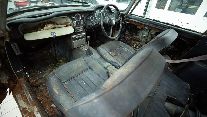 Mr_and_Mrs_Williams_1965_DB5_Vantage_pre-restoration_in_2022_10