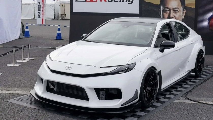 Toyota met deux moteurs dans une Camry et appelle ça un sept cylindres