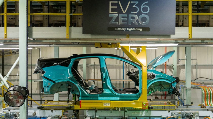 nissan-leaf-sunderland-produktion-production-2025-011-min-1400x933