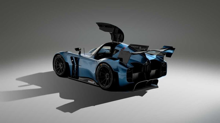 La voiture électrique la plus rapide du monde aspire littéralement le bitume pour ne pas décoller
