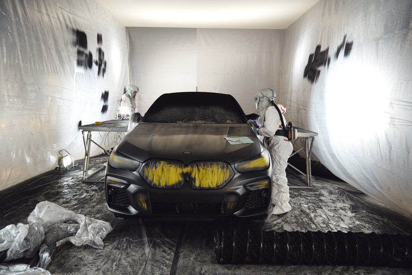 Avec cette nouvelle peinture, votre voiture prend des airs de… trou noir !