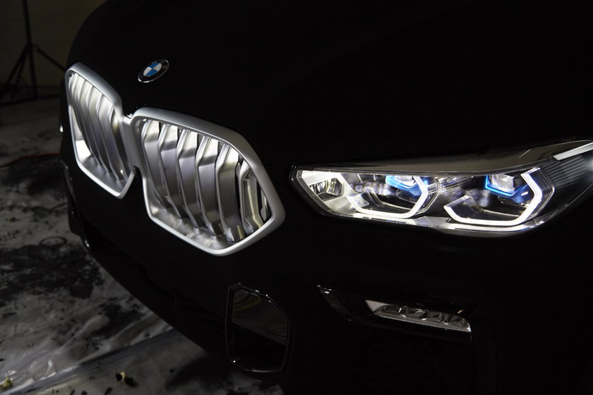 P90363211_highRes_the-bmw-vantablack-x