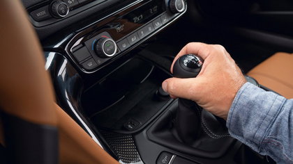Houdt rijden met een handgeschakelde versnellingsbak je hersenen scherp?
