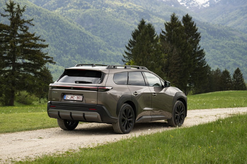 Toyota bZ4X Touring AWD 2026_Brilliant Bronze Metallic_dynamic_019 (10) (Nouvelle taille 1)
