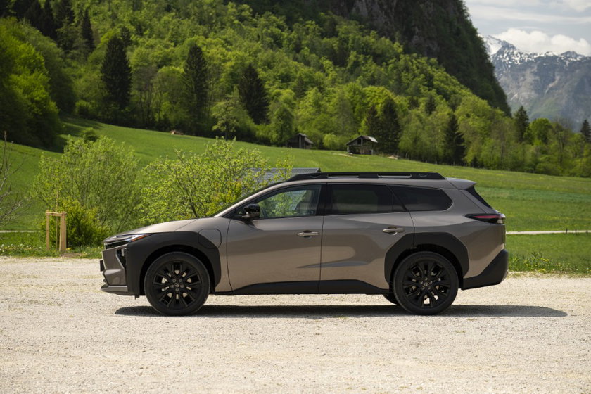 2026_Toyota bZ4X Touring_AWD_Brilliant Bronze Metallic_static_003 (Nouvelle taille 1)