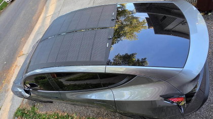 Kun je een Tesla echt opladen met dit zonnedak?