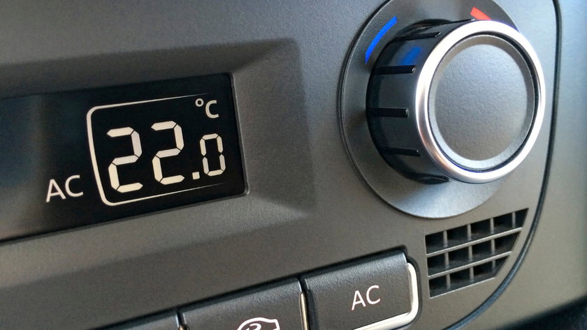 Urenlang vast in de file: valt een elektrische auto sneller stil dan een benzinewagen?