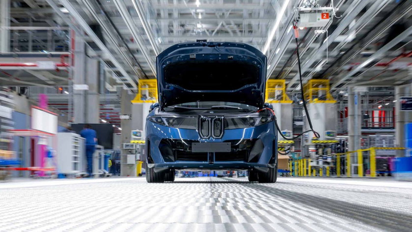 bmw-plant-debrecen-assembly-00