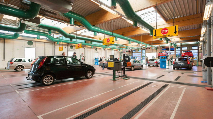 Exclusief – Autokeuring: deze studies brengen de Vlaamse regering in verlegenheid