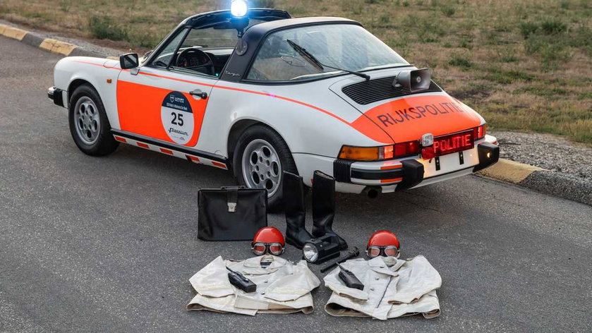 1989-porsche-911-carrera-targa-rijkspolitie