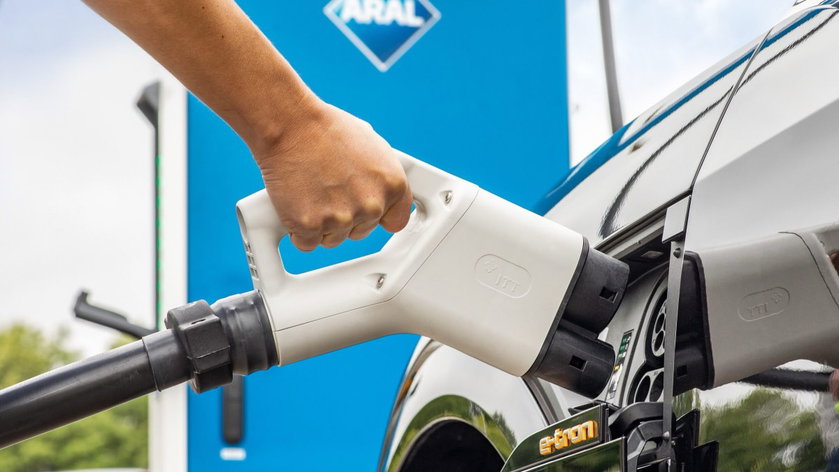 Verbazende studie beweert dat maar 8 procent van Europeanen elektrisch wil rijden