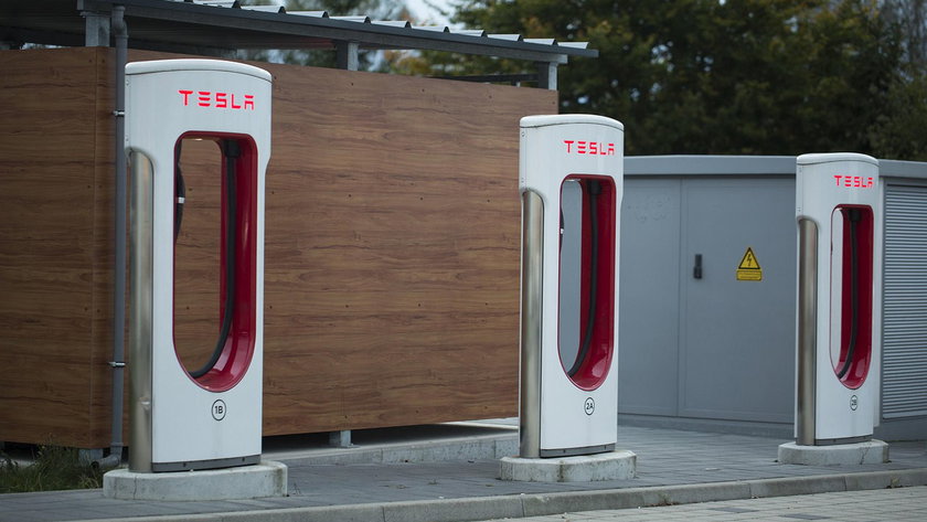 jamesqube-tesla-2875853_1280