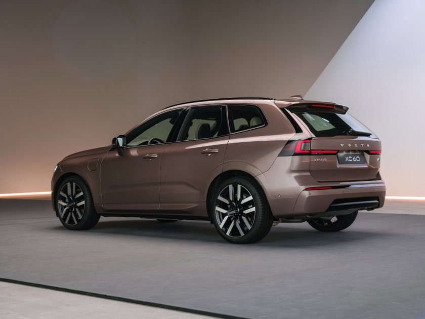 The_New_Volvo_XC60_Studio_Rear_34 (Nouvelle taille 1)