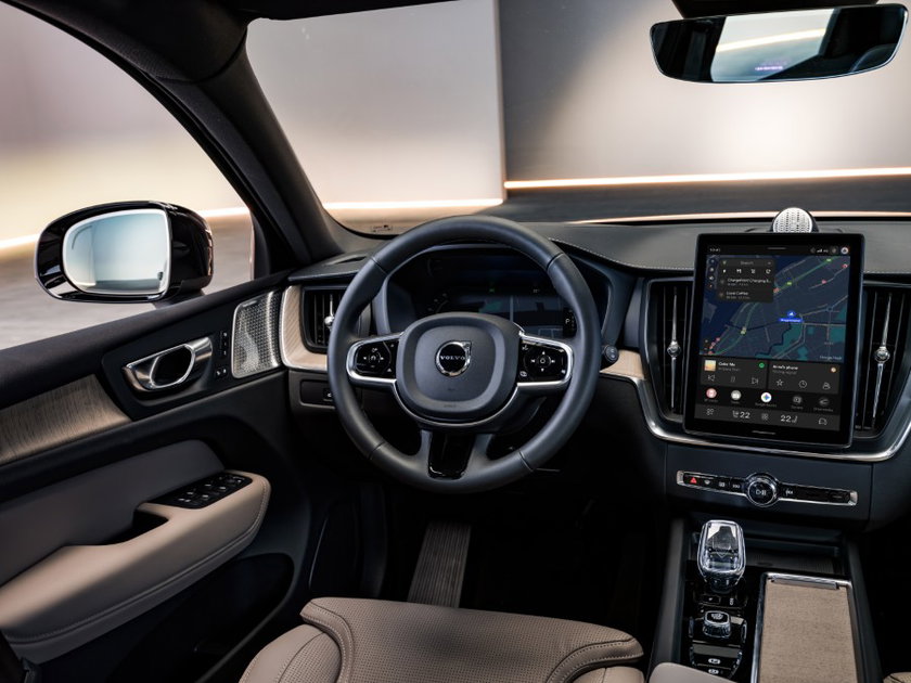 The_New_Volvo_XC60_Studio_Drivers_Side_Dash (Nouvelle taille 1)