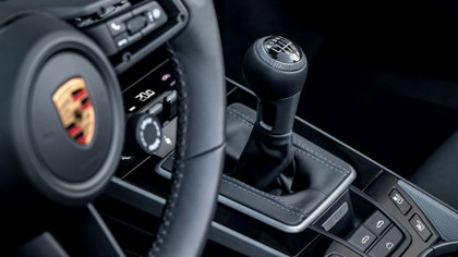 Wat verbergt Porsche in zijn patent voor een manuele versnellingsbak met dubbele koppeling?