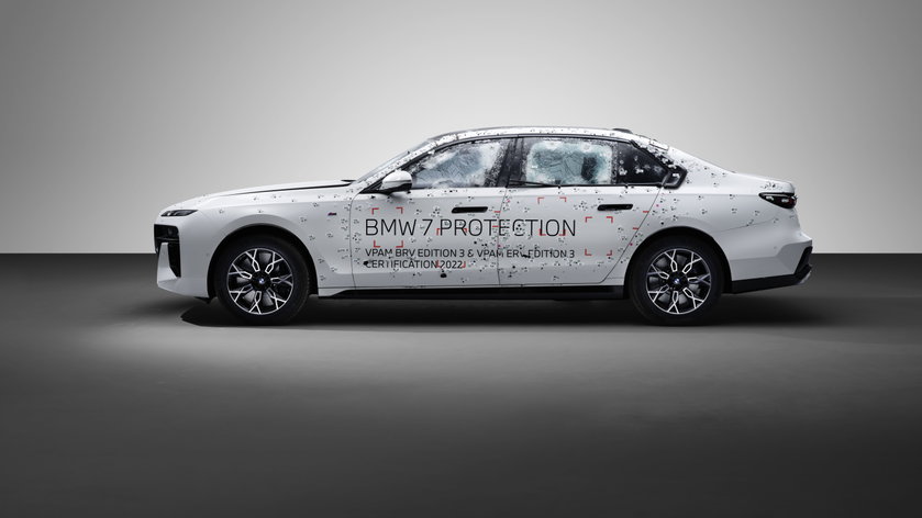 P90516680_highRes_the-new-bmw-760i-xdr