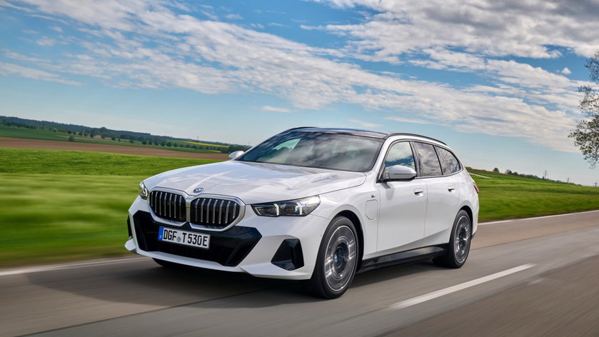 P90551883_highRes_the-new-bmw-530e-tou