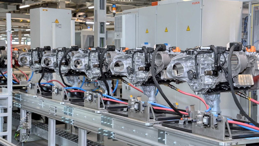 P90612115_highRes_e-engine-production-