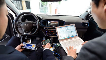Inlichtingendienst waarschuwt: je auto luistert af en kijkt mee