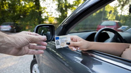 Onmiddellijke intrekking van het rijbewijs: wat gebeurt er na 15 dagen?
