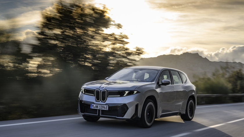 P90626542_highRes_the-new-bmw-ix3-50-x